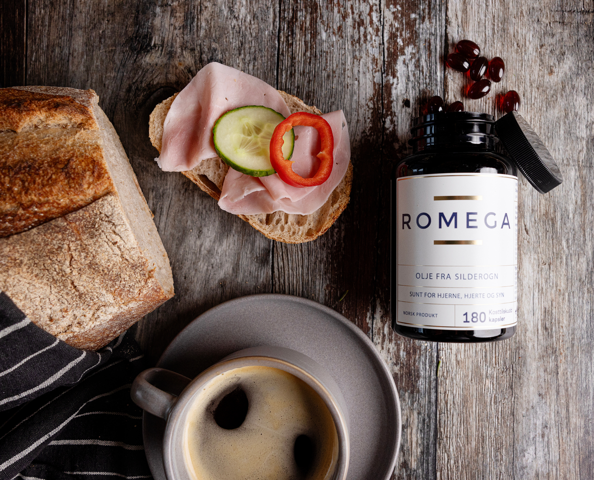 Omega-3 kapsler på  frokostbord