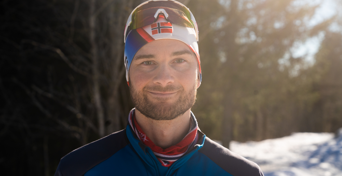 Mann smiler til kamera 