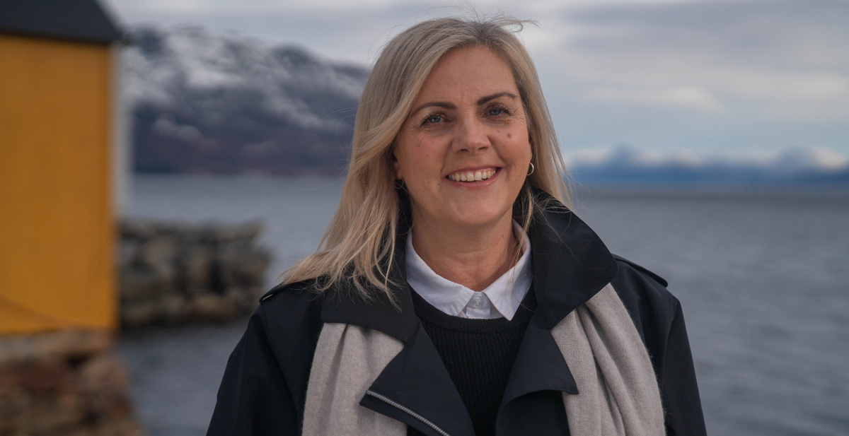 Kvinner smiler til kamera